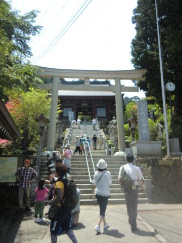 御岳神社。
ケーブルカーで上がれるせいか、結構な人出でした。