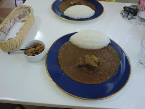 昼はカレー、但し、今日は品良くガソリン補給なし