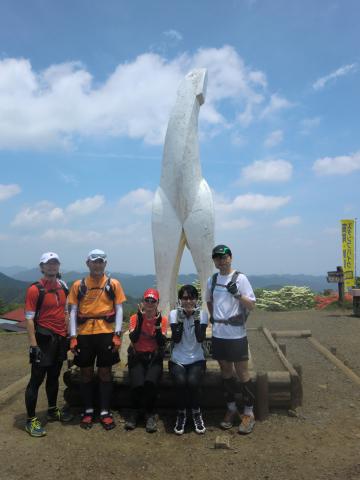 陣馬山山頂にて、梅雨の合間の晴れ間で、気持ちよいトレラン日和でした。