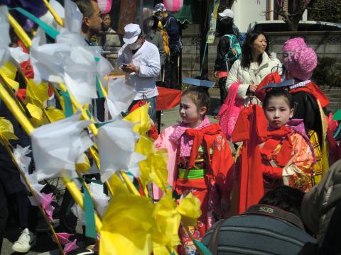 子供たちもお祭り衣装に着替え、化粧もしてもらってご満悦