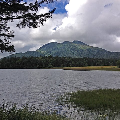 尾瀬沼と燧ヶ岳。東北地方最高峰です。もう少し天気が良いと、湖面に逆さに映るそうです。