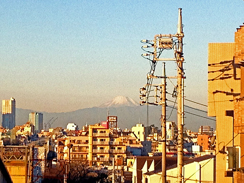 近所から見える富士山。　例年ならば、見える部分は真っ白に雪化粧しているのですが、今年はまだ地肌が見えるところがあります。