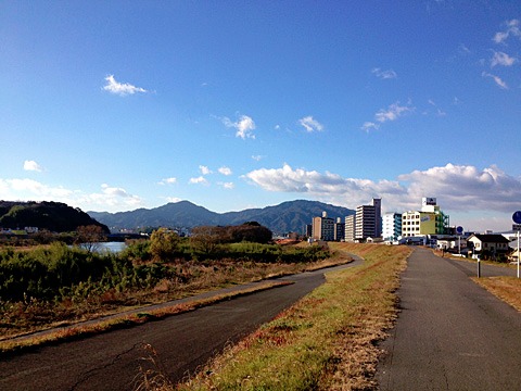 遠くに山を見ながら走る。九州といえども高い山の頂には白い雪の筋が見える。