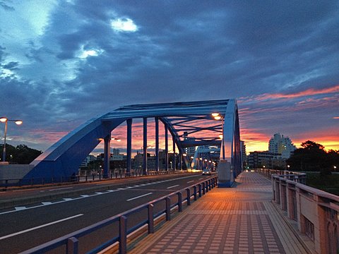 丸子橋で東の空を望む。ちょっとおどろおどろしい朝焼け。