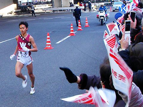 1区、早稲田大学のスーパールーキー大迫選手が快走。後続を大きく引き離す。今年は楽勝かと思われたが、、、。