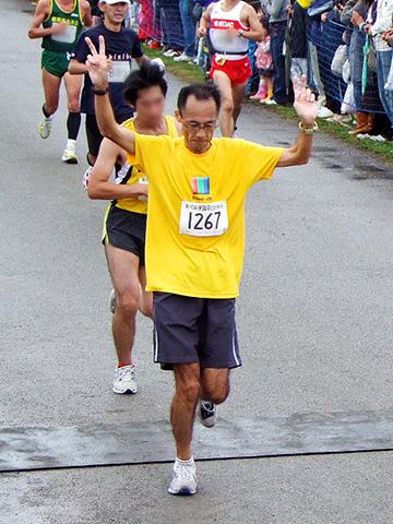 手賀沼エコマラソンのゴール写真。RUNNETでエントリーされた方は、RUNNETでただでダウンロードすることができます。
我ながら厚みの無いペラペラな体をしているなぁ、と思います。