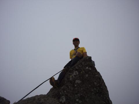写真は他の方がたくさん公開してくださっているので、私だけしか撮っていなかった（かな？）権現岳の山頂の最高の岩にいるRORYさんをUPします（愛音ちゃん、見てくれるかな？）。
この岩、湘南さんと気まぐれさんは立ち上がってますが、上るだけでも恐怖です。