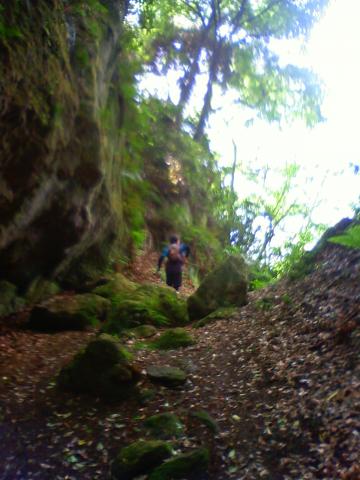 こんな険しい岩場も初トレイルとは思えない軽快さで上られるmantomanさん。