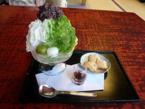 夏の京都はやっぱりこれでしょ～。
好きなカキ氷のお店がたくさんあるのですが、全て回ることはできないので今回は一番行きやすい「ぎをん小森」にしました。値段が高いのがマイナスポイントですが、氷がフワフワで美味しいです。わらび餅も美味しいですよ～。