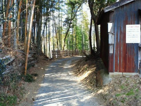 ｢0.5km地点｣
裏山(?)の入口｡ 奥に見える竹柵が良い雰囲気をかもし出してます｡