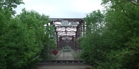 と、朽ちた廃鉄橋があった