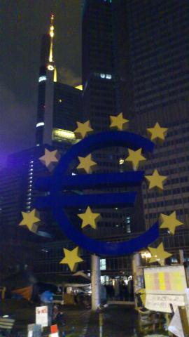 欧州中央銀行のシンボルマーク（経済ニュースで見たことある人も多いのでは）
デモ隊が広場を占拠していました
