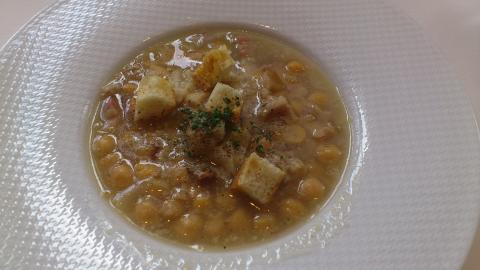 昨日も暴食
室町YUITOのポンドール・イノにてランチ
ひよこまめとフォンドボーのコンソメスープ