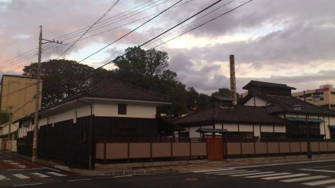 上田は元々真田幸村で有名ですが、明治時代から製糸業でさかえました。現存する製糸工場の建物
そういえば岡谷も製糸業で有名だった