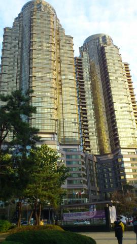 LOTTE CITY HOTEL MAPOが宿泊先
といっても低層部分だけで、高層部はオフィスと住宅
日本だと逆だけど。。。