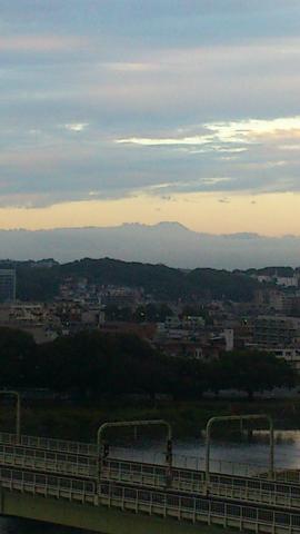 雲の上に顔を覗かせた富士山も真っ白
（写真じゃ分からんけど・・・）