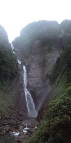 国内最大の瀑布「称名滝」
雪解け時期は右側に幻の滝が現れる
落差500m！
