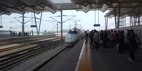 去年開通した新幹線に乗ったよ
意外なことに乗客は列を作って待ってました(テキトーだけど）