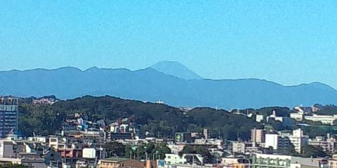 丹沢の向こうには富士山がくっきり
例年ならとっくに冠雪している時期のはずですが・・・