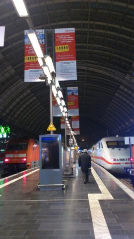 右：ドイツの新幹線ICE　ベルリンやミュンヘン、中にはパリ行きもあります
左はローカル汽車