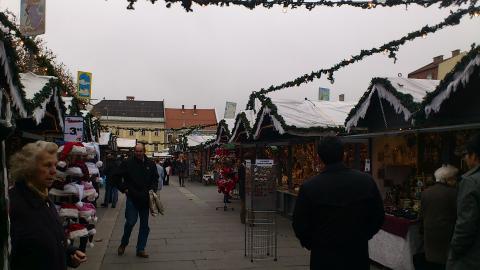 市役所広場のクリスマス市
小さな街でも多くの店が出ている