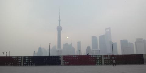 上海の有名な観光スポット外灘
ガスがかかっていて太陽が眩しくない、という異様な朝でした