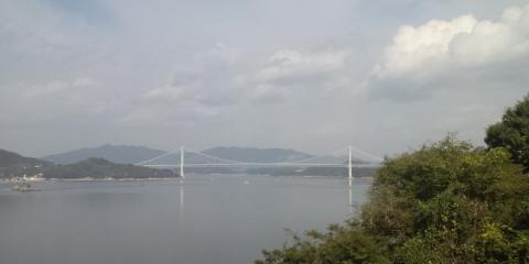 島をぐるっと回って、ようやく因島大橋が見えました
あと1時間！
上り坂はあといくつ!?
焦る焦る!!!