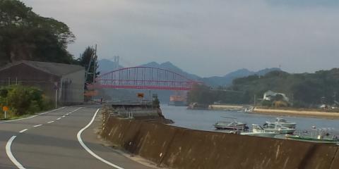 向島の西へ来た
小島へ渡る赤い橋の向こうに、巨大な因島大橋