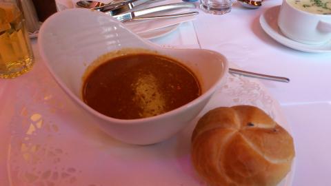 昼食はハンガリーのグラーシュスープと・・・