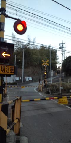 今朝のランコース
津久井道(世田谷通り)から左折、小田急の踏み切りの向こうに坂道