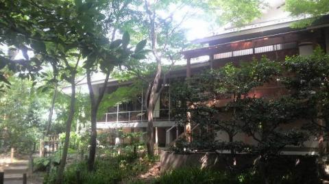 調布市、武者小路実篤記念館にある実篤の家
昭和30年から51年に没するまでここに暮らしたとの事。まるで軽井沢にいるかのような鬱蒼とした森の中にあります。