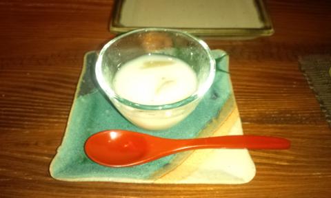 昨夜の会食は日本橋本石町の純系名古屋コーチン「山久」
付き出しがおしゃれでした
「枝豆のすり流し」じゅんさいが入っていてツルンとした食感がよかったです