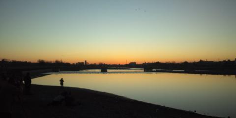初日の出を待つ多摩川の静かな川面
