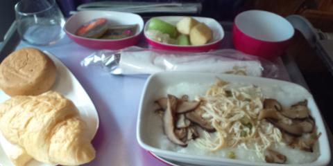 Bangkok→Jakartaのタイ航空機内食
朝ごはんなので鶏のお粥