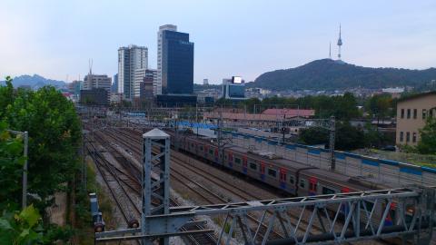 今朝は市内をラン
ソウル駅の向こうに目的の南山