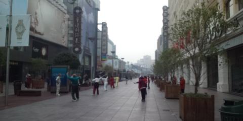 上海随一の繁華街、南京東路の歩行者天国
朝は太極拳広場？