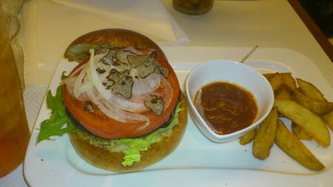 クーポンで800円でゲットしておいた
トリュフのせハンバーガー（200ｇ）
本日唯一の食事でした
