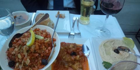 今宵はトルコ料理
前菜はオリーブオイルベースが多かった
右の豆のペーストが美味