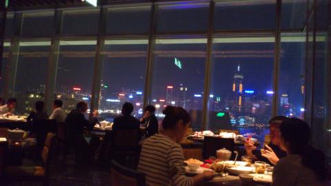 昨日は香港のスタッフと会議の後、夜景のきれいなレストランで・・・
