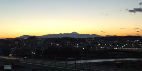 大晦日の夕暮れ
丹沢山系と富士山

来年も皆様にとってよき都市でありますように！