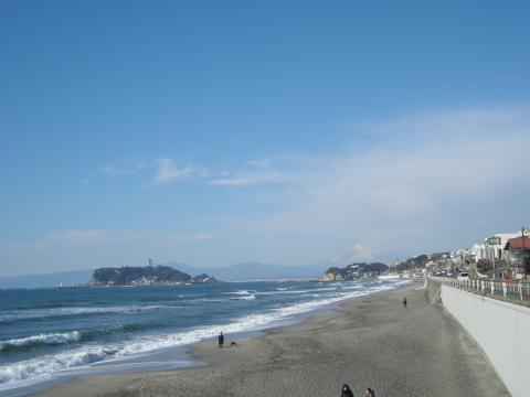 七里ガ浜。江ノ島が見えてます。ちょっと霞んでますが今日は富士山も見えました。ここで13.6km。