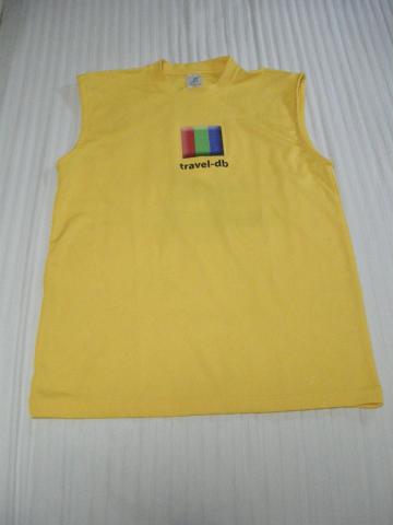 北海道マラソン用、袖なしtravel-dbシャツ。travel-db専属ランナーであるトロージャンにはスポンサーのtravel-dbから特注の袖なしロゴ入りシャツが提供された。