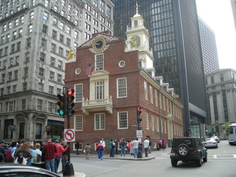 旧州議事堂。左下に人が集まっているところがボストン虐殺事件が起こった場所だそうで