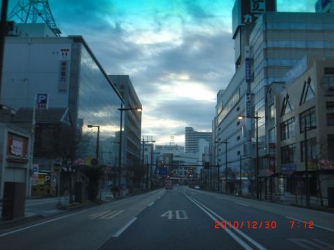 早朝の水戸駅前通り。寒々しい。