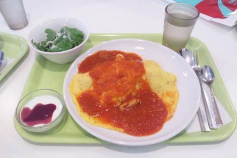 東洋大学の学食でのオムライス。トマトソースとニンニクが利いて美味しかった。