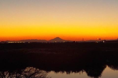 途中、野田市と流山市の境界あたりで見えた夕焼けに栄える富士山のシルエット。幻想的。