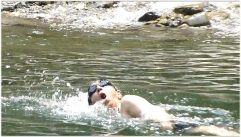 自分の泳ぐ姿を初めて見た。(^_^)　実は動画で撮ってもらった。