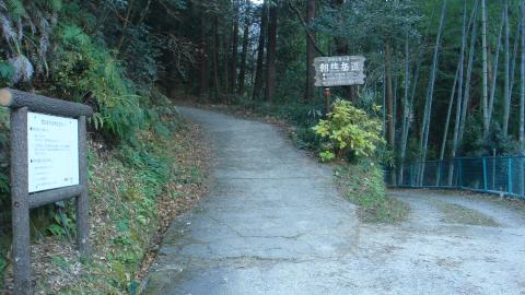朝熊町の登山口。近鉄朝熊駅から歩くこと数分、左側手前には駐車場もある。