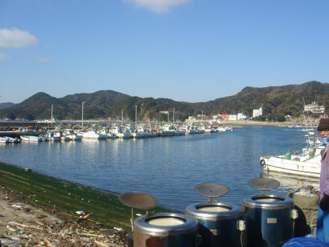 出発地点近くの和具漁港。
下に見えるドラムのようなものは海藻の全自動洗濯乾燥機。（^_^）