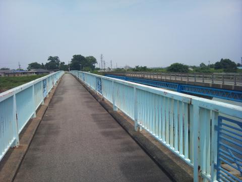 松名瀬神社のある中須をわたる歩道・自転車専用橋。これだと安心して走れる。(^_^;)